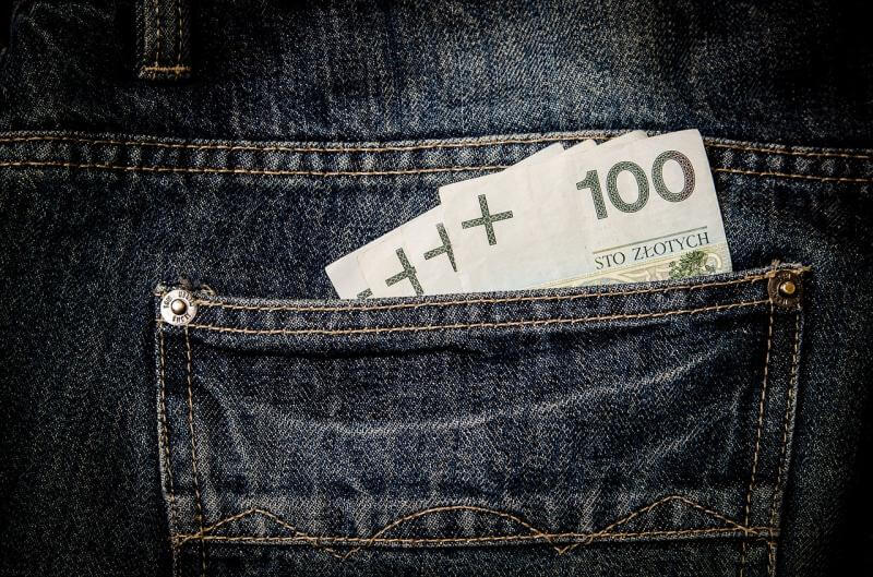 banknoty w kieszeni spodni