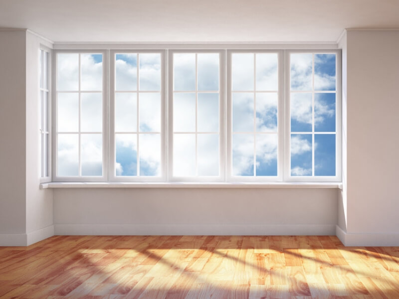 okna na białej ścianie z widokiem na niebo