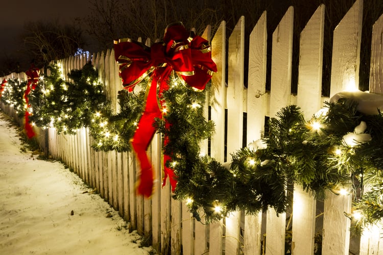 świąteczna dekoracja ogrodzenia