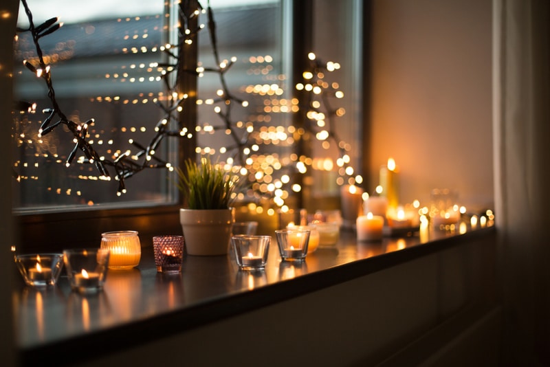 świece i lampki na oknie