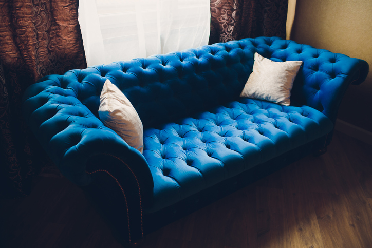 pikowana niebieska kanapa w stylu nowojorskim i glamour